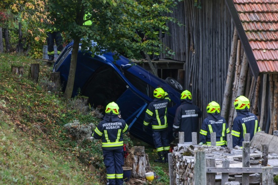 Personenrettung: Frau in Eschenau im Hausruckkreis unter abgestrztem Auto eingeklemmt