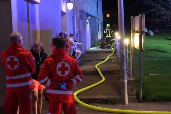 Einsatz zweier Feuerwehren bei Wohngebude und Gastrolokal im Ortszentrum von Neuhofen an der Krems