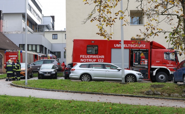 Schadstoffaustritt: Drei Feuerwehren bei Klinikum in Kirchdorf an der Krems im Einsatz