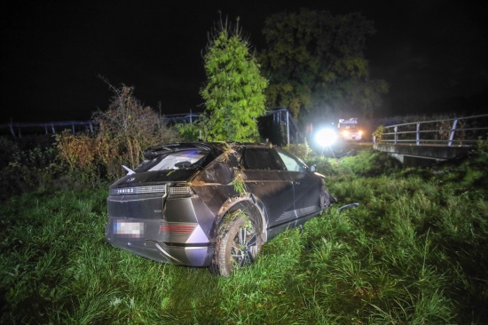 Autoberschlag: Feuerwehr bei Aufrumarbeiten nach Unfall in Buchkirchen im Einsatz
