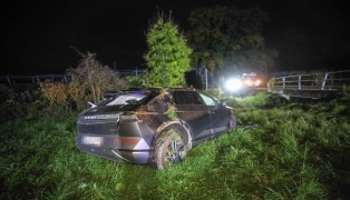 Autoberschlag: Feuerwehr bei Aufrumarbeiten nach Unfall in Buchkirchen im Einsatz