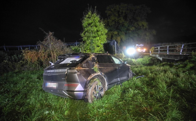 Autoberschlag: Feuerwehr bei Aufrumarbeiten nach Unfall in Buchkirchen im Einsatz