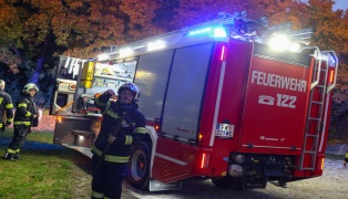 Brand eines Grashaufens auf dem Gelnde einer Freizeitanlage in Wels-Vogelweide