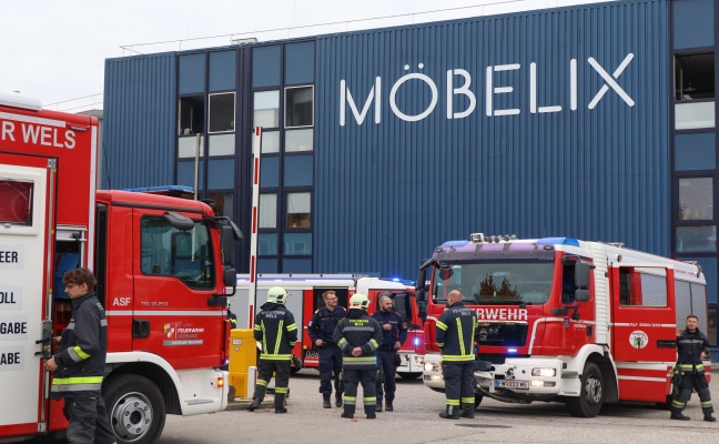 Sprinkleranlage lschte Brand in Kantinenkche bei Mbelhauszentrale in Wels-Neustadt