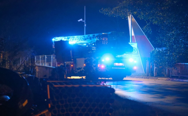 Drei Feuerwehren zu Brand bei Abfallverwertungsunternehmen in Wels-Schafwiesen gerufen