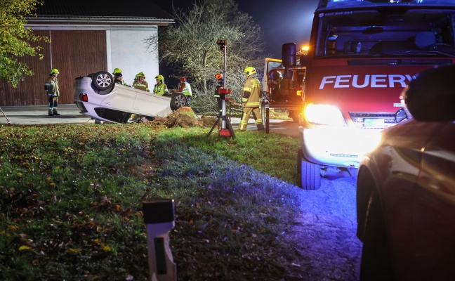 Auto nach Crash gegen Baum in Bad Hall berschlagen und am Dach liegend zum Stillstand gekommen