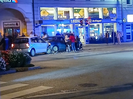 Heftiger Kreuzungscrash zwischen zwei PKW in Linz-Innere Stadt