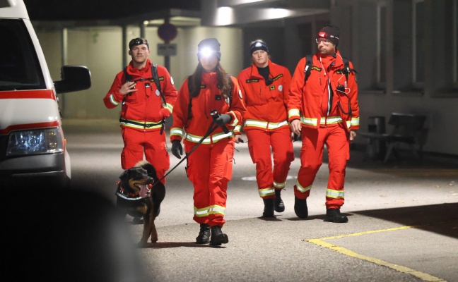 Such- und Rettungshunde bei Suche nach abgngiger Person aus Altenheim in Leonding im Einsatz