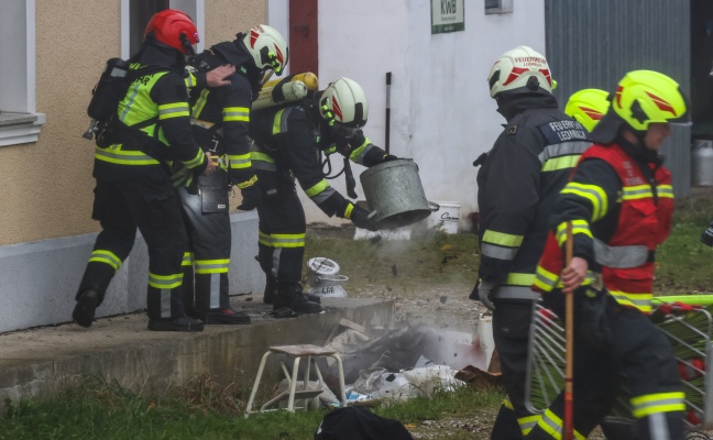 Ausgedehnter Brand einer Selche in einem Vierkanter in Schleiheim