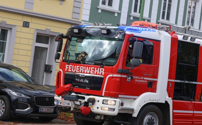 Feuerwehr bei Kontrolle nach Kchenbrand in einem Wohngebude in Wels-Lichtenegg im Einsatz