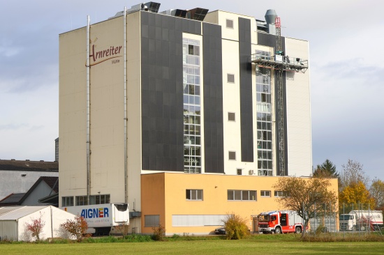 Einsatzkrfte zweier Feuerwehren zu Brand bei Unternehmen in Wallern an der Trattnach alarmiert