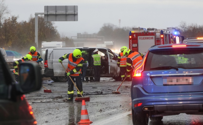 Unfall: Kleintransporter auf Welser Autobahn bei Weikirchen an der Traun gegen Leitschiene gekracht