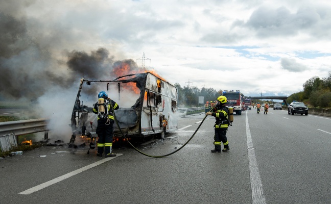 Wohnwagenanhnger auf Innkreisautobahn bei Haag am Hausruck in Vollbrand