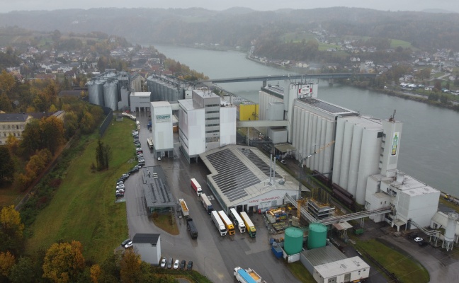 Einsatzkrfte der Feuerwehr bei Brand in einem Unternehmen in Aschach an der Donau im Einsatz