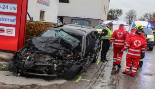 Personenrettung: Schwerverletzter bei Crash zwischen LKW und PKW in Steinerkirchen an der Traun