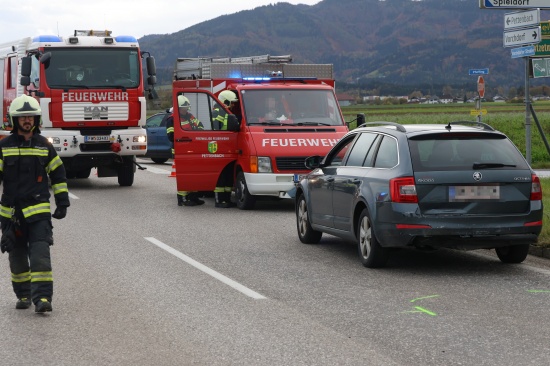 Einsatzkrfte zu Personenrettung nach Auffahrunfall vor Kreuzungsbereich in Pettenbach alarmiert