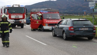 Einsatzkrfte zu Personenrettung nach Auffahrunfall vor Kreuzungsbereich in Pettenbach alarmiert