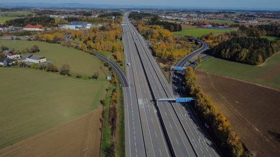 Sattledt: Flchtender Lenker kracht bei versuchter Anhaltung gegen Zivilstreife und zwei weitere PKW