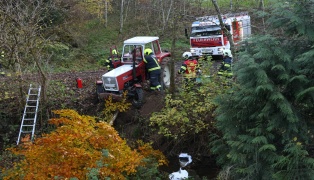 Traktor bei St. Agatha in Bachbett des Freyentalerbachs gestrzt - Traktorlenker lag verletzt am Weg