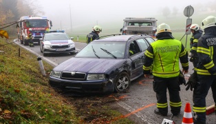 Auto in Seitenlage: PKW-Lenker bei Verkehrsunfall in Gschwandt verletzt