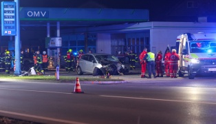 Tdlicher Unfall: Auto auf Innviertler Strae bei Grieskirchen frontal gegen Preisanzeiger gekracht