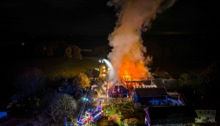 Grobrand: 18 Feuerwehren bei Vollbrand eines Wirtschaftstrakts in Geretsberg im Einsatz
