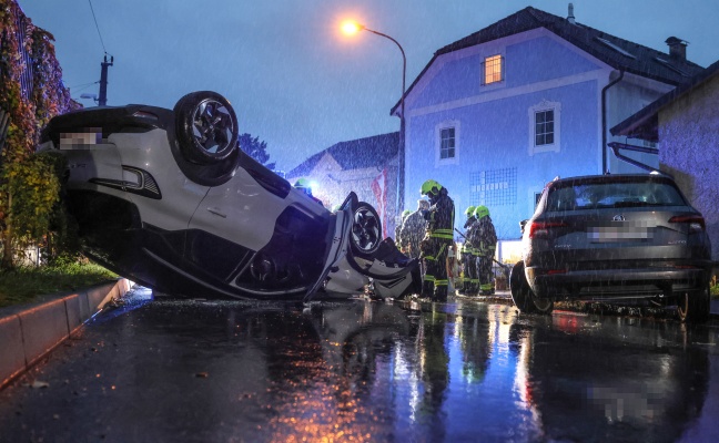 Lenkerin verletzt: Auto bei Unfall mit parkendem PKW in Ansfelden berschlagen