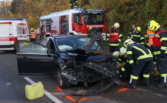 Frontalcrash: Personenrettung bei schwerem Verkehrsunfall auf Innviertler Strae in Bad Schallerbach