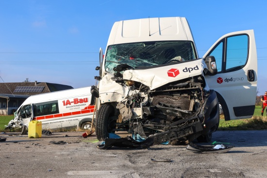 Kreuzungscrash zweier Kleintransporter in Weikirchen an der Traun endet mit drei Verletzten