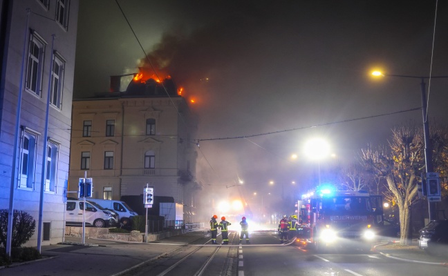 Dachstuhl in Vollbrand: Acht Feuerwehren bei Brand im Stadtzentrum von Gmunden im Einsatz