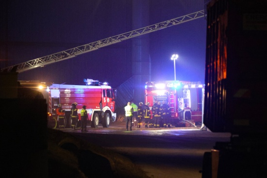 Brand in einer Halle eines Abfallverwertungsunternehmens in Wels-Schafwiesen
