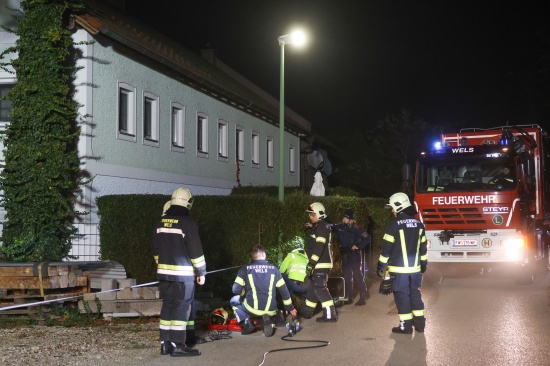Lichtmast umgefahren: Feuerwehr musste in Wels-Waidhausen Straenlaterne mittels Kran umlegen