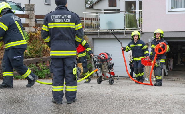 Wasserdampfaustritt: Drei Feuerwehren bei vermeintlichem Brand in einem Haus in Piberbach im Einsatz