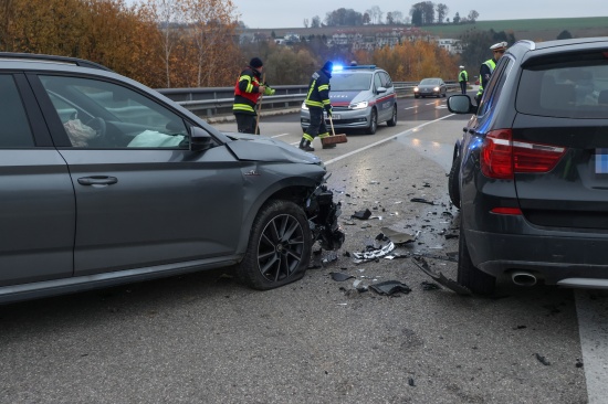 Sachschadenunfall: Kreuzungscrash zweier Autos in Steinhaus endet relativ glimpflich