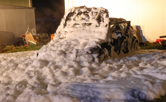 Auto in Vollbrand: Zwei Feuerwehren zu vermeintlichem Gebudebrand nach St. Agatha alarmiert