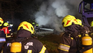 Drei Feuerwehren bei nchtlichem Brand eines Holzhaufens im Einsatz