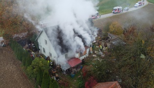 Lschen fast unmglich: Schwieriger Einsatz bei Brand in vllig zugerumtem Haus in Fischlham