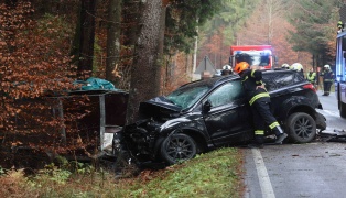 Lenker schwer verletzt: PKW samt Anhnger bei Geretsberg frontal gegen Baum gekracht