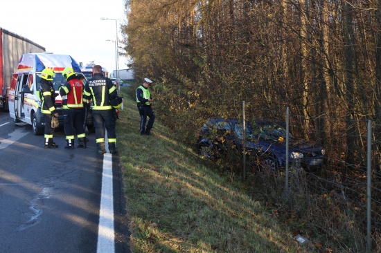 Abschleppmanver missglckt: Abgeschlepptes Auto bei Unfall in Hrsching im Waldstck gelandet