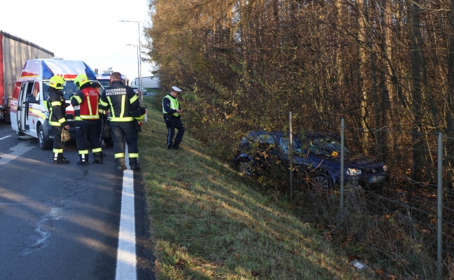 Abschleppmanver missglckt: Abgeschlepptes Auto bei Unfall in Hrsching im Waldstck gelandet