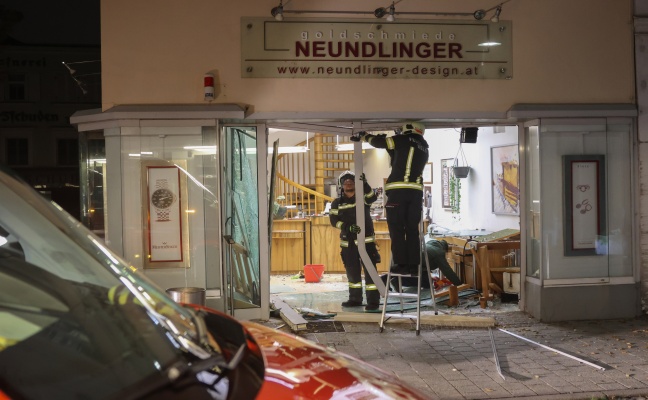 Blitzeinbruch: Eingangsbereich eines Goldschmiedgeschfts in Wels-Innenstadt aufgerammt