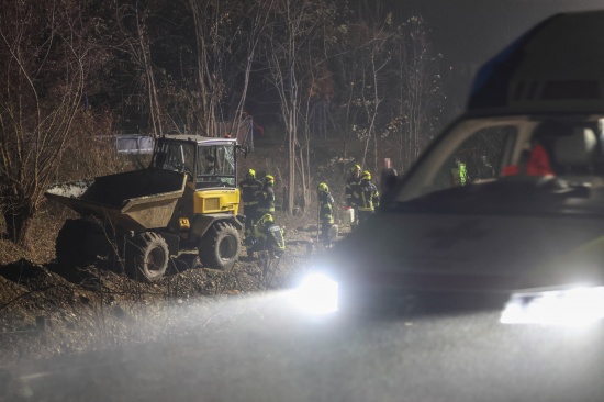 Raddumper umgestrzt: Einsatzkrfte bei Personenrettung auf Baustelle in Lambach im Einsatz