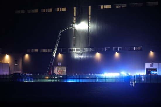 Groeinsatz: Acht Feuerwehren bei Brand in einem Recyclingunternehmen in Enns im Einsatz