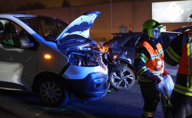 Abendverkehr: Auffahrunfall zwischen Kleintransporter und Auto auf Wiener Strae in Marchtrenk