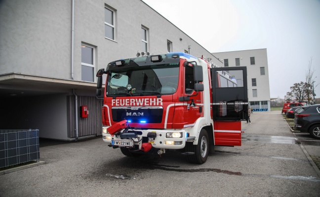 Einsatzkrfte zu vermeintlichem Kellerbrand in einer Wohnanlage in Wels-Vogelweide alarmiert