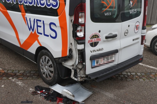 Fahrerflucht: Vereinsbus in Wels-Lichtenegg nachts von Fahrzeug gerammt und schwer beschdigt