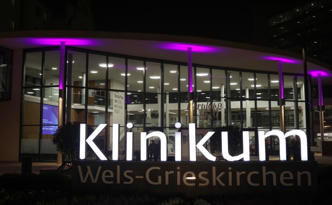 17. November: Klinikum Wels-Grieskirchen erstrahlt zum Weltfrhchentag in lilafarbener Beleuchtung