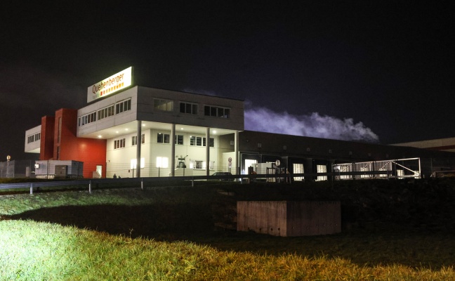 Einsatzkrfte zu Brand bei einem Logistikunternehmen in Eberstalzell alarmiert