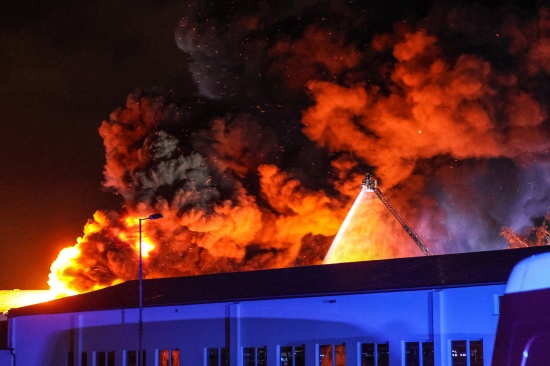 Grobrand: Halle eines Recyclingunternehmens an der Stadtgrenze zwischen Linz und Traun in Vollbrand