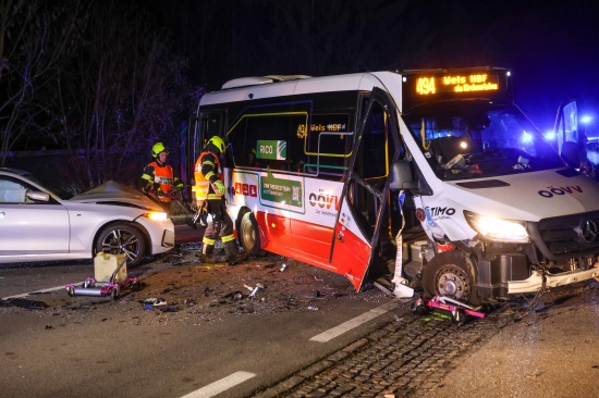 Crash zwischen Linienbus und Auto auf Pyhrnpass Strae in Thalheim bei Wels fordert zwei Verletzte